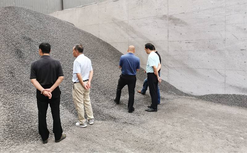 泸州市公路局领导在旌辰沥青混凝土有限公司调研指导工作(图2) 泸州市公路局领导在旌辰沥青混凝土有限公司调研指导工作(图2)